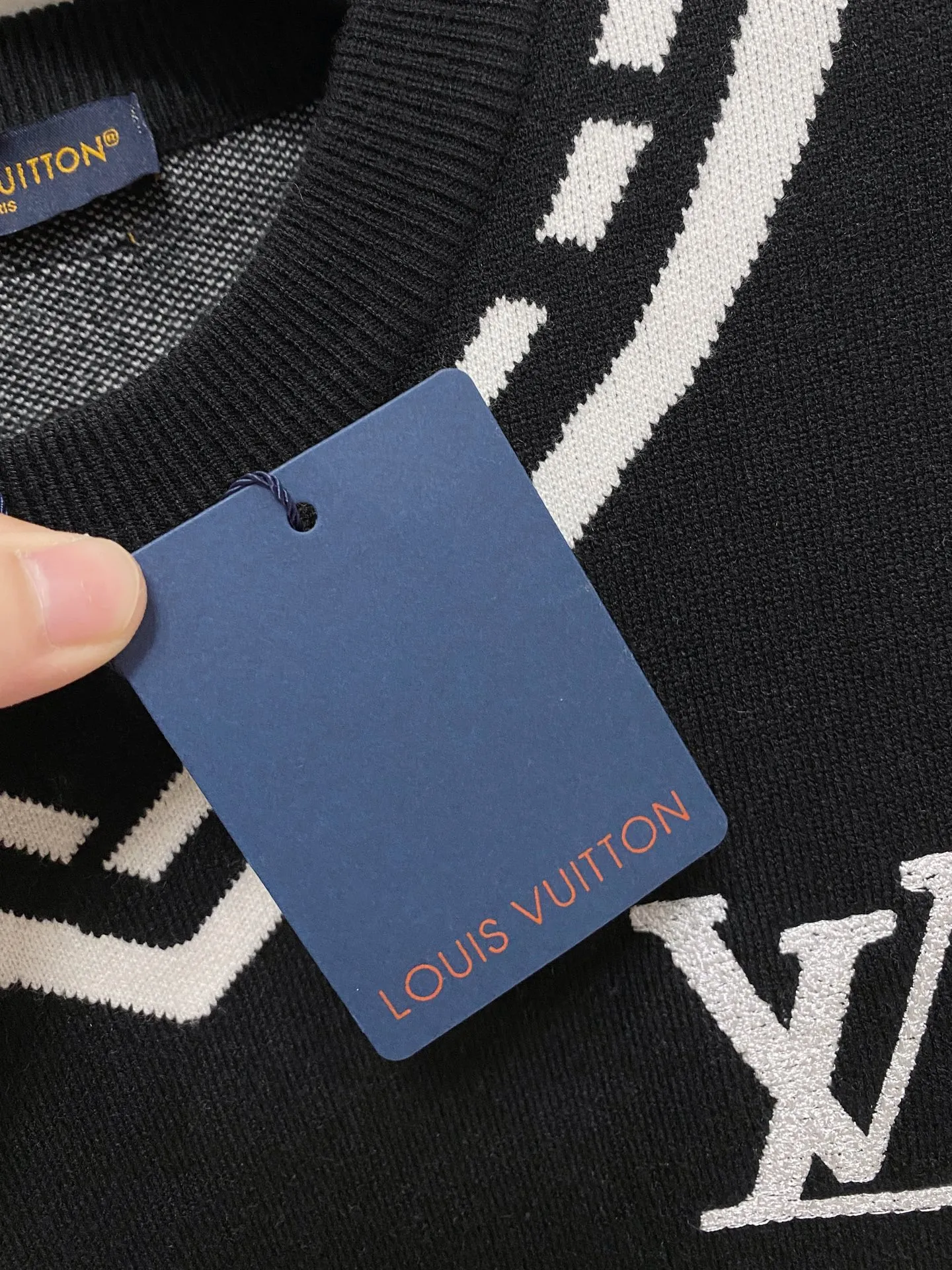 🅿️440 LV V-neck sweater, made of wool blended yarn, has good warmth retention, fluffy and soft, doubles skin care, giving you a lightweight wearing experience. High-quality natural fibers ensure high-quality life. The whole piece adopts solid color single-sided craftsmanship, leaving loose space when fit, solid color plain weave, neat texture, solid color design, durable and high-end. The workmanship is meticulous, fashionable and versatile. The reverse shoulder design is simple and comfortable. At the same time, it uses counter stitching to highlight the quality in the details, making the temperament more low-key, restrained, calm and stylish, and better showing the clean and tidy side of successful men. The collar, cuffs, and hem are made of dense rib weaving, which is tight and elastic, not easy to deform, and highlights the details and texture. Whether worn alone or layered, it can not only give you a warm feeling, but also give you a sophisticated sense of fashion.      Size: M-XXXL